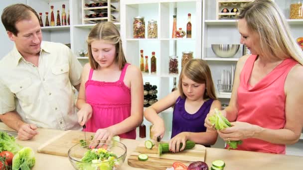 Сестри допомагають батькам готувати вечерю — стокове відео