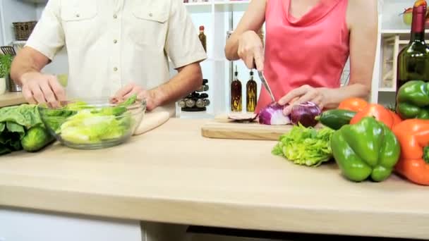 Marido e esposa preparando legumes — Vídeo de Stock