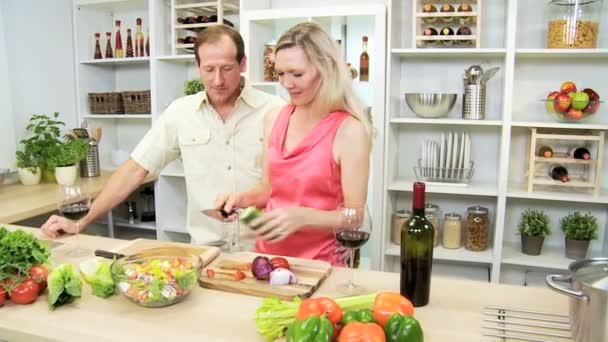 Istri dan suami menyiapkan makanan — Stok Video