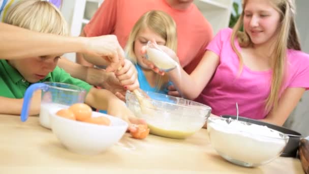 Enfants à la cuisine avec les parents — Video