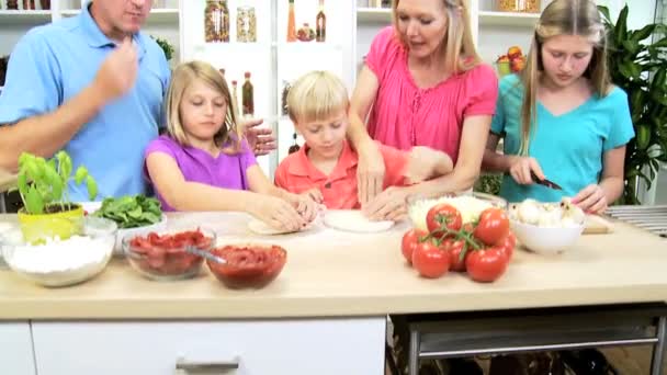 Rodzina przygotowuje razem pizzę domowej roboty — Wideo stockowe
