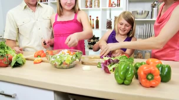 Hermanas ayudando a los padres a preparar la cena — Vídeos de Stock