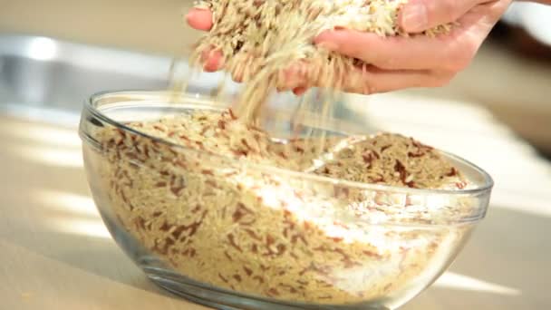 Μπολ υγιή ξηρά δημητριακά σιτάρια χέρια από κοντά — Αρχείο Βίντεο