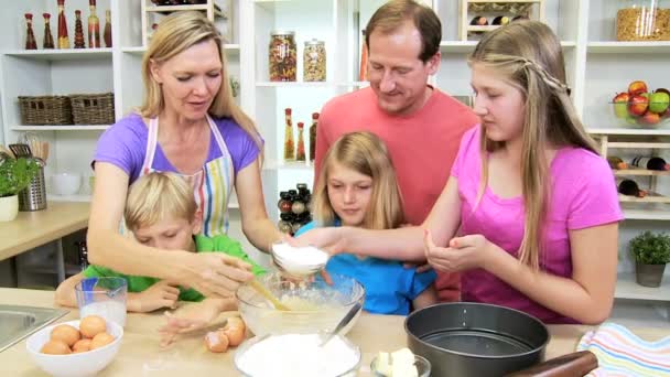 Szülők és a gyermekek hogy torta — Stock videók