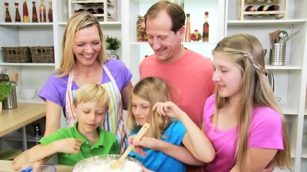 Eltern und Kinder backen Kuchen — Stockvideo