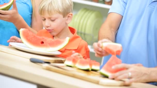 Familiengruppe isst Scheiben Wassermelone — Stockvideo