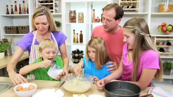 Ebeveynler ve çocuklar pasta yapma — Stok video