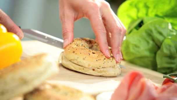 Fatiando bagel de celeiro para o almoço — Vídeo de Stock