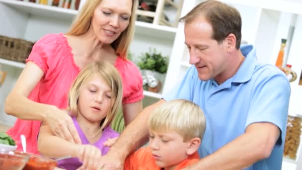 Familie in Küche bereitet Pizza zu — Stockvideo