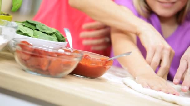 Family at kitchen preparing pizza — Stock Video