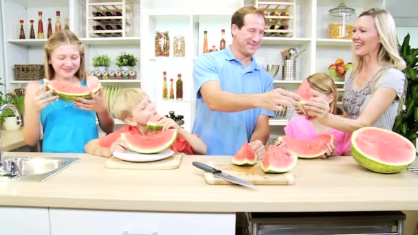 Pais e crianças compartilhando melancia — Vídeo de Stock
