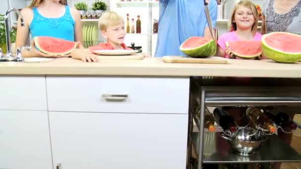 Father slicing watermelon for family — Stock Video