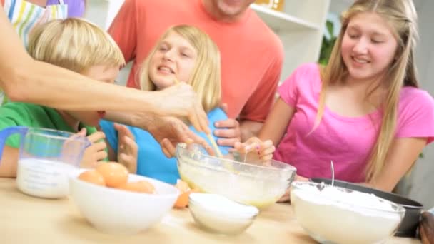 Barn i kök med föräldrar — Stockvideo