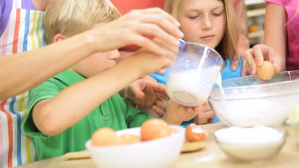 Kinder in der Küche mit den Eltern — Stockvideo