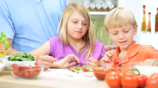 Famille à la cuisine préparation de pizza — Video