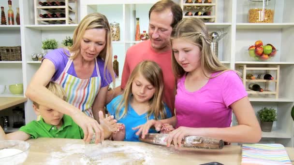 Сім'я на кухні робить печиво — стокове відео
