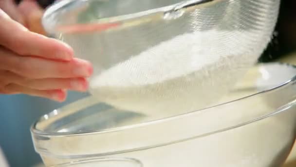 Mãos peneirando tigela de cozinha farinha branca — Vídeo de Stock
