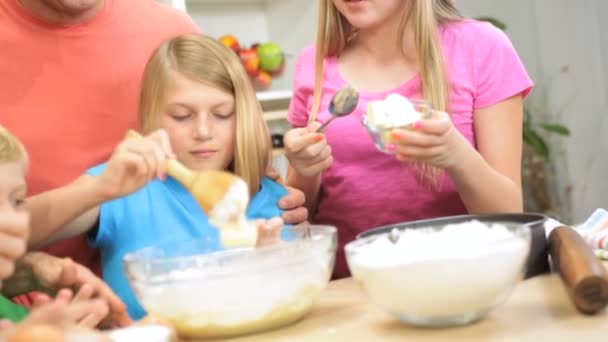 Дети на кухне на уроке выпечки — стоковое видео