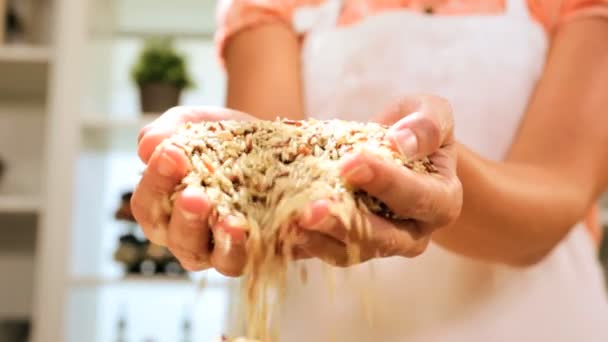 Close Up Bowl Granos secos saludables Granos de cereales Alimentos básicos del mundo — Vídeos de Stock