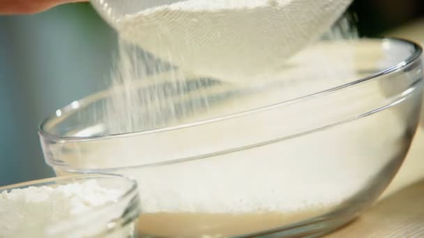 Bliska białej mąki przesiane do miski — Wideo stockowe