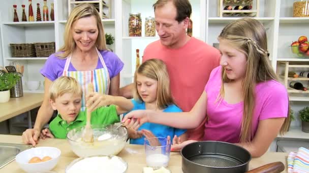 Parents and children making cake — Stock Video