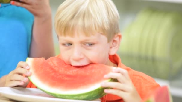 Jongen op keuken met watermeloen — Stockvideo