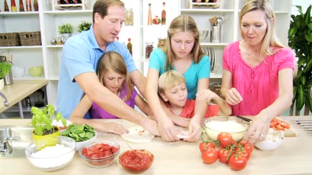 Οικογένεια μαζί προετοιμασία σπιτική πίτσα — Αρχείο Βίντεο