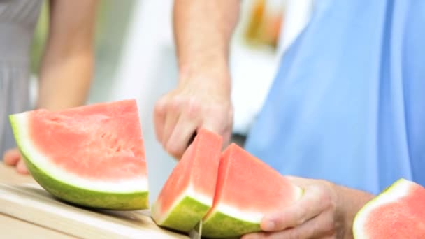 Männlich schneidet Scheiben saftige Wassermelone — Stockvideo