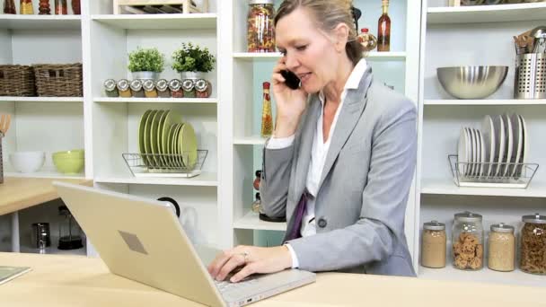 Бізнес-леді, використовуючи ноутбук і смартфон — стокове відео