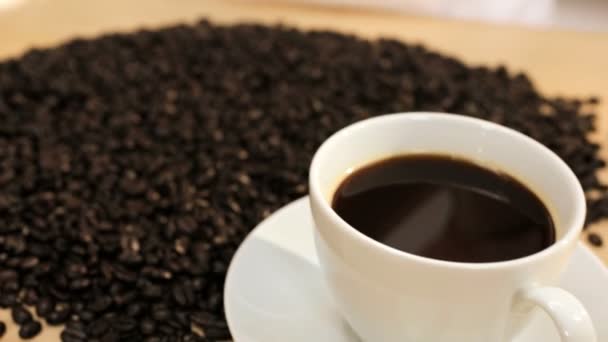 Kahve çekirdekleri dökme elinden — Stok video