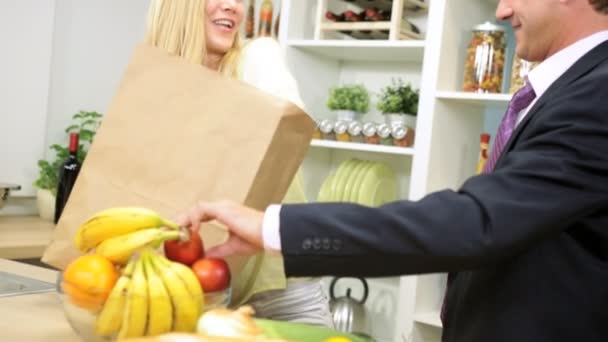 夫と妻の袋を解凍Olgun bir kadın ile bir açık açık gömlek gülümseyen — ストック動画
