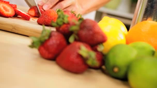 Mains féminines Trancher des fraises biologiques fraîches — Video