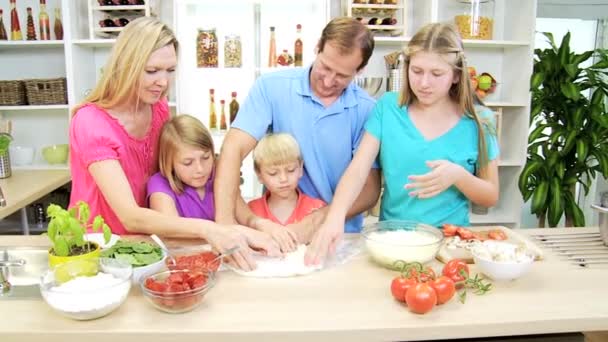 Familie bereitet Pizza in der Küche zu — Stockvideo