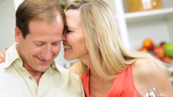 Pareja en la cocina con vino — Vídeo de stock