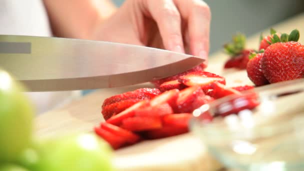 Primer plano Las manos femeninas rebanando fresas orgánicas frescas — Vídeos de Stock