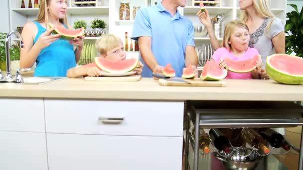 Rodiče a děti, sdílení meloun — Stock video