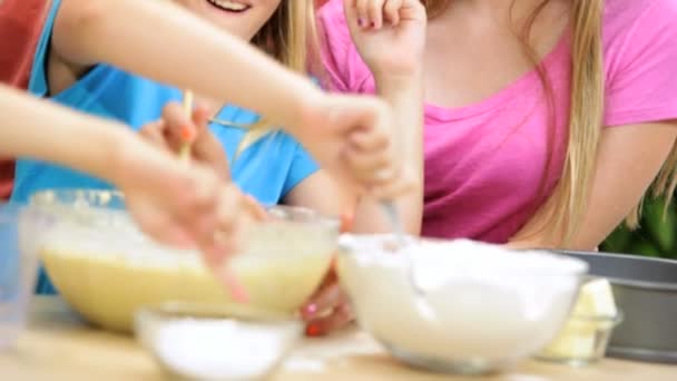 Familia en la cocina haciendo galletas — Vídeos de Stock