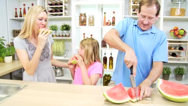 Eltern und Kinder teilen sich Wassermelone — Stockvideo