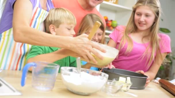 Famille à la cuisine faire des cookies — Video