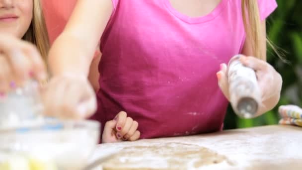 Familia en la cocina haciendo galletas — Vídeos de Stock