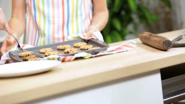 Mãe e filha fazendo biscoitos — Vídeo de Stock