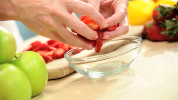 Primer plano Manos femeninas Fresas orgánicas frescas — Vídeos de Stock