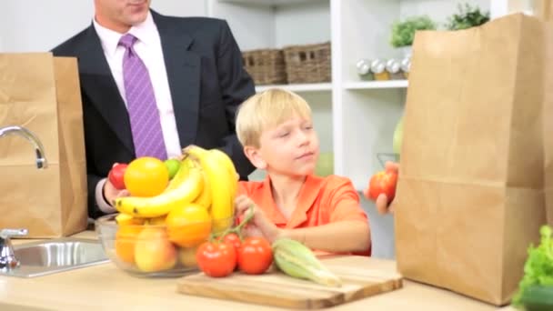 Dzieci z rodzicami rozpakowaniu torby — Wideo stockowe