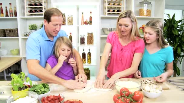 Familie bereitet gemeinsam hausgemachte Pizza zu — Stockvideo