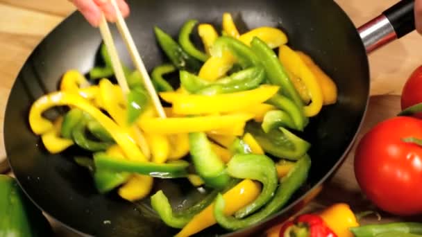 Sağlıklı yaşam seçeneği stir fry yemek — Stok video
