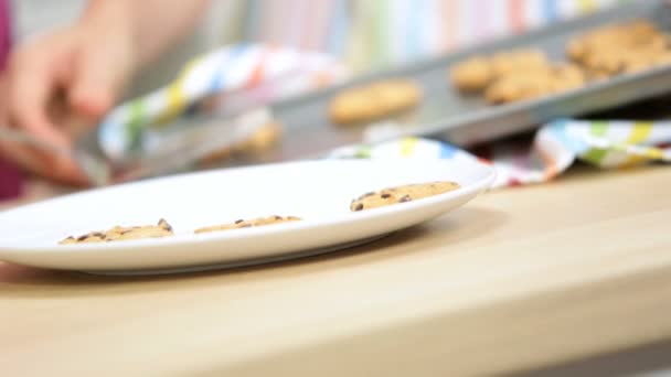 Mother and daughter making cookies — Stock Video