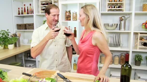 Ζευγάρι στο κουζίνα με κρασί — Αρχείο Βίντεο