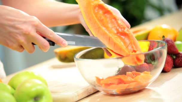 Organische papaja fruit bereid Kaukasische vrouwelijke handen — Stockvideo
