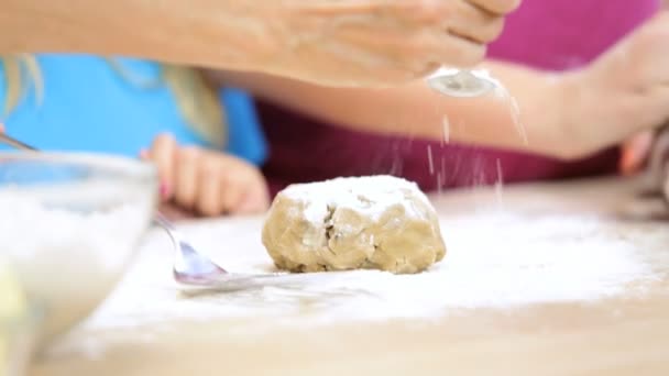 Familia en la cocina haciendo galletas — Vídeos de Stock