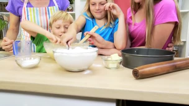 Parents and children making cake — Stock Video